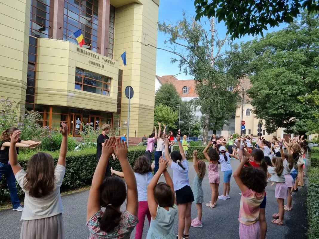 Bibliovacanța 2026: Copiii din Sibiu scapă de teme și note la Biblioteca ASTRA. Când încep înscrierile