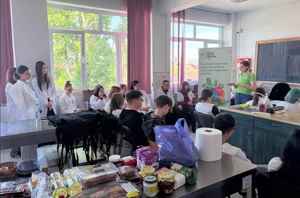 Aruncăm banii la gunoi fără să știm! Sibiul, chemat să oprească dezastrul din propriile bucătării: Proiectul inedit care îți învață copilul să te certe dacă mergi la cumpărături fără listă Aruncăm banii la gunoi fără să știm! Sibiul, chemat să oprească dezastrul din propriile bucătării: Proiectul inedit care îți învață copilul să te certe dacă mergi la cumpărături fără listă