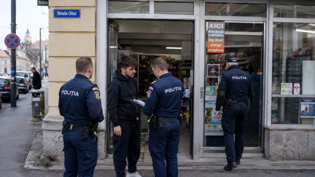 Atac violent într-un magazin din Sibiu: Un bărbat a fost bătut și jefuit ziua în amiaza mare de doi tineri
