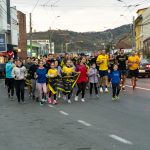 Grup de alergători pe o stradă urbană