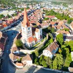 Vedere aeriană a bisericii fortificate din centrul orașului