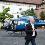 Bărbat cu telefon lângă elicopter albastru Airbus