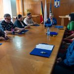 Întâlnire oficială la masă, cu steagurile României și UE