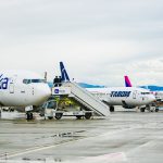 Avioane Air Moldova și TAROM pe pistă umedă