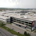 Vedere aeriană a fabricii Aumovio într-o zonă industrială