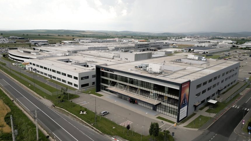 Vedere aeriană a fabricii Aumovio într-o zonă industrială