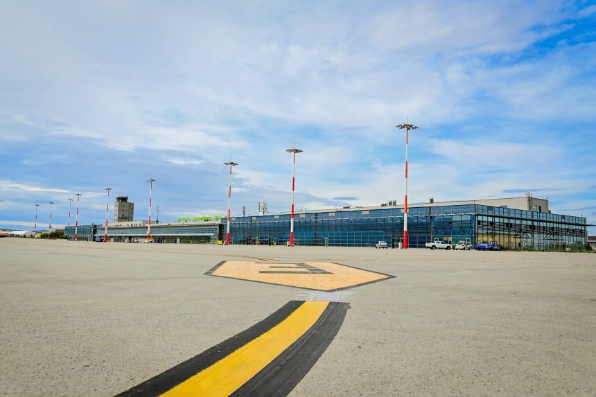 Terminalul Aeroportului Internațional Sibiu, văzut de pe platformă