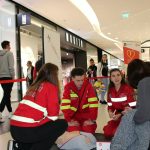 Paramedici instruiesc trecători în acordarea primului ajutor