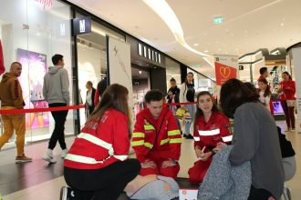 Paramedici instruiesc trecători în acordarea primului ajutor