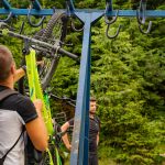 Ciclist încarcă bicicleta pe suportul telescaunului