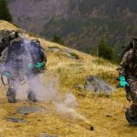 Militari cu măști antigaz într-un exercițiu montan