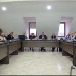 Ședință oficială cu participanți la mese în formă de U