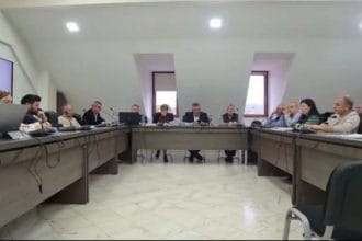 Ședință oficială cu participanți la mese în formă de U