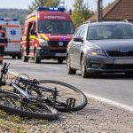 Bicicletă căzută lângă pompieri și ambulanță pe șosea