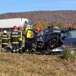 Pompieri intervin la un accident cu autoturism avariat