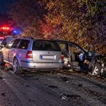 Accident rutier nocturn cu pompieri și mașină avariată
