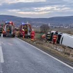 Pompieri intervin la un microbuz răsturnat într-un șanț