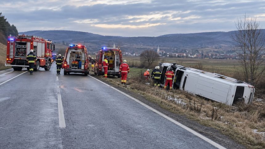 Pompieri intervin la un microbuz răsturnat într-un șanț