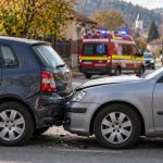 Două mașini avariate, ambulanță la locul accidentului