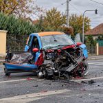 Mașină grav avariată după accident pe stradă