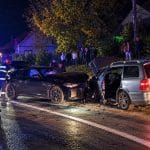 Accident nocturn cu pompieri, poliție și două mașini avariate