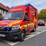 Ambulanță SMURD cu girofaruri, însoțită de poliție