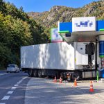 Camion avariat după impact într-o benzinărie montană