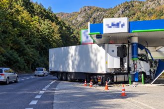 Camion avariat după impact într-o benzinărie montană