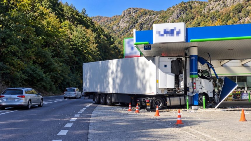 Camion avariat după impact într-o benzinărie montană