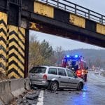Mașină avariată sub pod, intervenție de urgență pe șosea