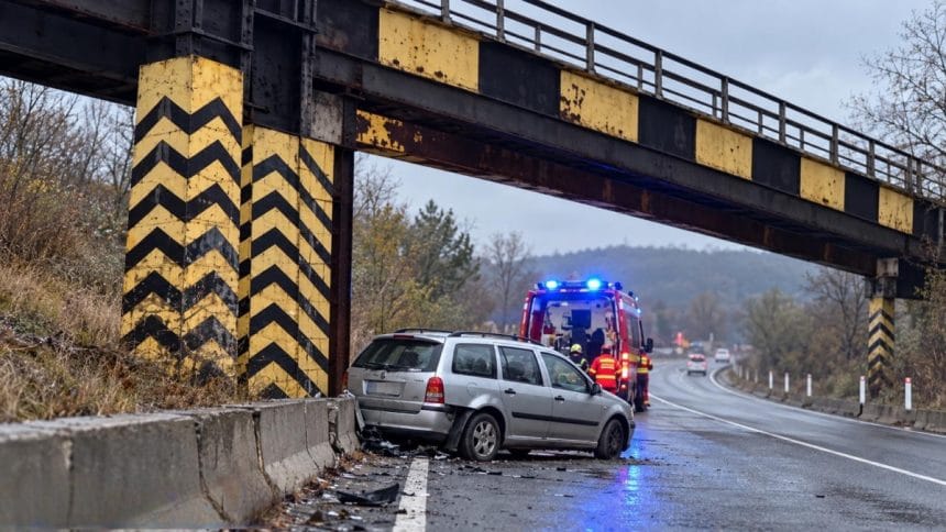 Mașină avariată sub pod, intervenție de urgență pe șosea