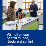 Profesor mulțumește elevilor într-un laborator de chimie