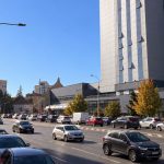 Bulevard urban aglomerat lângă clădire modernă înaltă