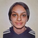 Portret frontal al unei femei tinere cu hanorac bleumarin