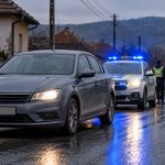 Control rutier pe șosea udă, într-un sat