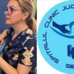 Medic la computer și sigla Spitalului Clinic Județean Sibiu