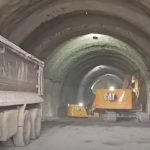 Excavator și camion basculant într-un tunel în construcție