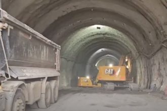 Excavator și camion basculant într-un tunel în construcție