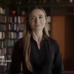Raluca Ada Popa, lider de securitate Google DeepMind, într-o bibliotecă.
