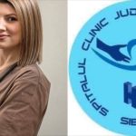 Medic cu stetoscop lângă sigla clinicii județene Sibiu