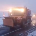 Plug de zăpadă pe drum înzăpezit, pe ceață