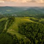 Dealuri verzi și păduri, văzute de sus