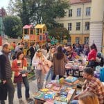 Târg de cărți și jocuri într-o curte școlară