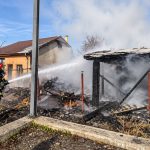 Pompier stinge un incendiu la o anexă arsă