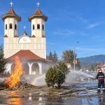 Pompieri sting un incendiu în fața unei biserici