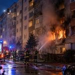 Pompieri sting incendiu într-un bloc de apartamente noaptea