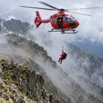 Elicopter roșu salvează un alpinist din munți