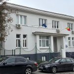 Clădire instituțională cu steagurile României și Uniunii Europene