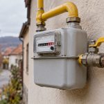 Contor de gaz conectat la conducte galbene exterioare