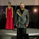 Bărbat cu barbă și femeie în rochie roșie, reflectați
